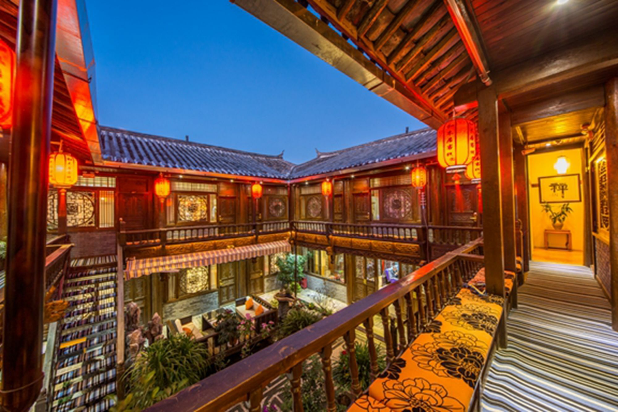 He Mu Ju Inn Zhongyi Branch Лиджанг Екстериор снимка